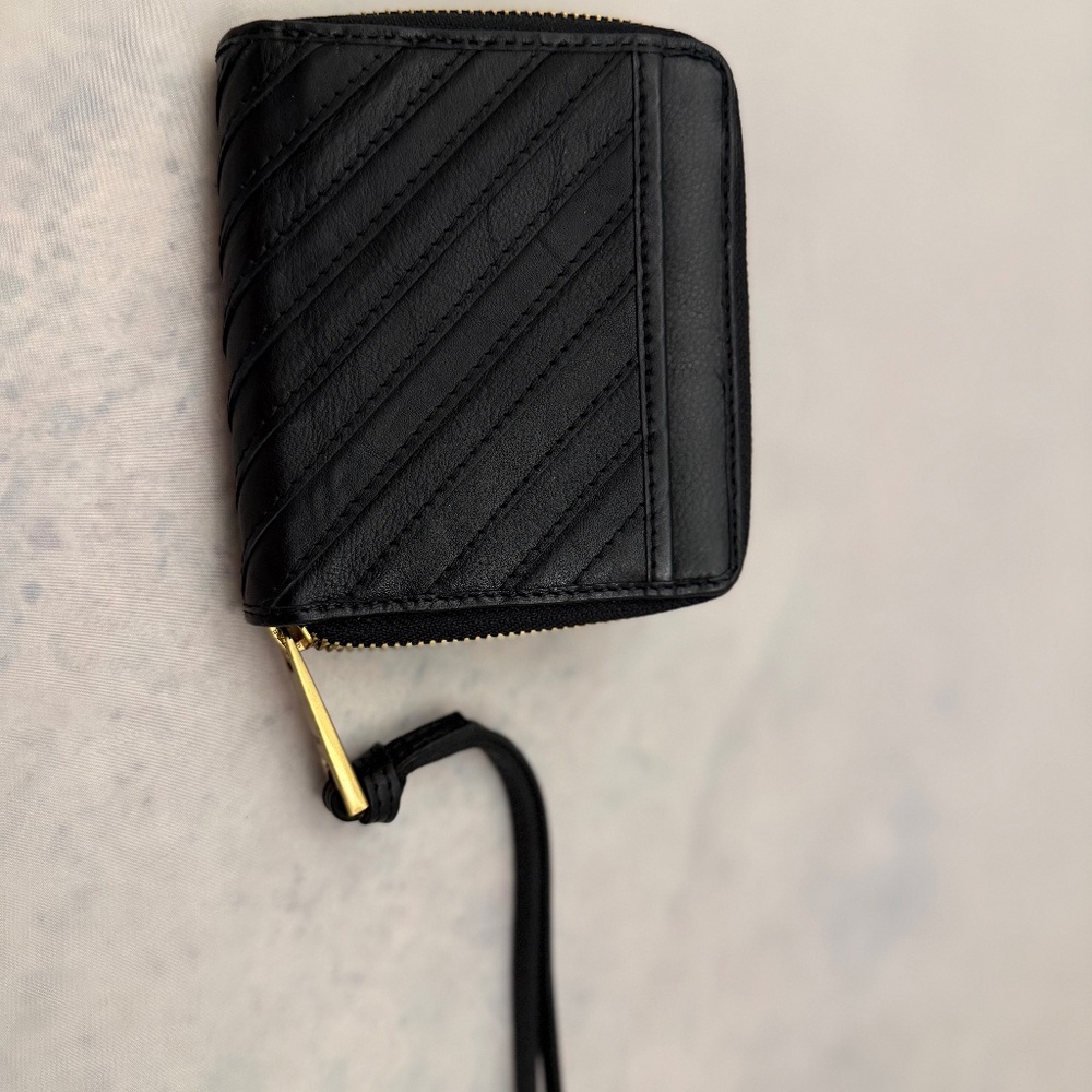 Margot wallet  black size 4 1/2 x 5